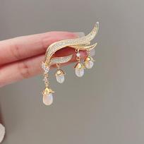 Lily Of The Valley Tassel Smart Pearl Brooch High-End Femininity Suit Brooch Design Sense Niche Pin Accessories brown