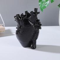 Širdelės formos dervos vaza: Juodas ir baltas stalo ornamentas gėlių kompozicijoms 10x8x15 cm