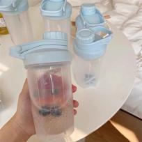 Didelės talpos plastikinis plaktuvas baltymų miltelių kokteilių maišymo puodelis lauko fitnesui su skale sportinis puodelis su rankena prisukamas dangtelis 500ml mėlyna