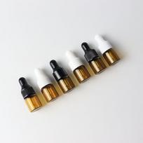 Arbatos atspalvio eterinio aliejaus stikliniai buteliukai su lašintuvu – 1 ml, 2 ml, 3 ml, 5 ml bandomoji pakuotė 2ml, bright ring, dropper balta