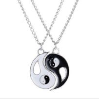 Geriausi draugai siuva itin apkalbų yin ir yang poros karolius