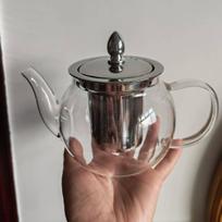 Arbatinukas iš aukšto borosilikatinio stiklo, skirtas elektrinėms ir indukcinėms viryklėms, karščiui atsparus virdulių arbatos rinkinys.