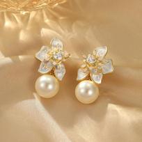 Gentle Hong Kong style butterfly pearl fashion earrings three-dimensional flowers exquisite earrings temperament light luxury high-end ear jewelry 18K