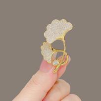 Elegant And Exquisite Pearl Ginkgo Biloba Brooch, Personalized Temperament, Suit Corsage Accessories, High-End Light Luxury Coat Pin beige