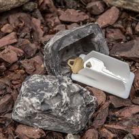 Netikrų akmeninių raktų seifas sodas, paslėptas akmenyje.