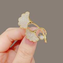 Elegant Flash Diamond Ginkgo Biloba Brooch Anti-Light Femininity Suit Corsage Accessories High-End Light Luxury Coat Pin beige