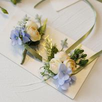 4 vnt Vestuvių riešo gėlė nuotakos pamergės išleistuvėms Camellia Wrist Boutonniere rinkinys vyrams dekoro vestuvių vakarienės vakarėlio vedybų išleistuvės geltona