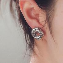 Geometric Hollow Flower Metal Earrings: Hong Kong Cold Style Fashion