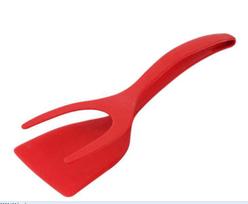 2-in-1 Kitchen Accessories Kitchen Gadget Sets Omelette Spatula Kitchen Silicone Spatula for Toast Pancake Egg Flip Tongs 1PC raudona