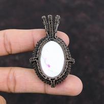 Howlite varinis pakabukas Vielomis apvyniotas pakabukas Rankų darbo hipių pakabukas Akmens pakabukas Vielos apvyniojimo papuošalai Howlite vielos papuošalai Dovana jam white