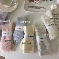 Moteriškos audinės aksomo storintos kojinės iki vidurio blauzdos – šilti vienspalviai pūkuoti taškiniai verpalai rudeniui ir žiemai. Nude socks šviesiai mėlyna spalva