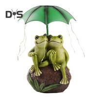 Varlių poros saulės šviesa, patvari dervos konstrukcija, atspari vandeniui, UV spinduliams, varlės laikanti skėčio skulptūra su LED šviesa Frog