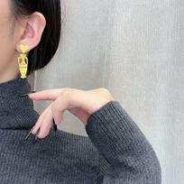 Maillard Gold Earrings: Retro Hong Kong Style, Light Luxury, Niche Design for Women - Autumn/Winter Collection. Heart Vase Earrings