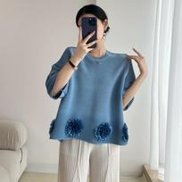 2024 Autumn Pleated Solid Color Tops with 3D Floral Design, Three-Quarter Sleeves, Round Neck for Women One size mėlyna