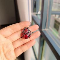 New Retro Light Luxury Bee Brooch Temperament Simple Insect Brooch Fashionable and Cute Small Pin Anti-light Collar Pin gray