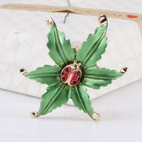 Alloy Enamel Ladybug Leaf Brooch, Handmade Oil Drip Pin, Fashionable And Versatile Accessories žalia