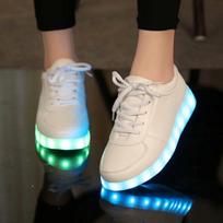 8 spalvų LED šviečiantys batai Vyriški moteriški unisex poros sportbačiai Madingi laisvalaikio plokščiapadžiai led batai suaugusiems USB įkrovimo lemputės batai 34 balta