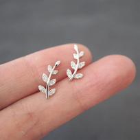 New Dainty Leaf Olive Shaped Silver Color Stud Earrings for Women Shiny CZ Daily Wear Fancy Girl Ear Earrings Fashion Jewelry beige