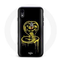 Coque pour Iphone XS Max Cobra Kai Logo Jaune Fond Noir Affiche Série