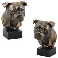Stafordšyro bulterjeras, Staffy I – šuns statula, biustas ant akmeninio pagrindo, skulptūra, prekės ženklo „Art-Dog“ šunų parodos trofėjus ruda
