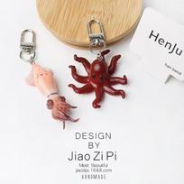 Kalmaro ir aštuonkojo raktų pakabukas: Smagus, universalus kuprinės aksesuaras ir automobilio pakabukas Octopus Keychain 45x71mm brown