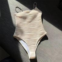 3 spalvos Seksualus Asimetriškas Raukšlėtas Moteriškas Maudymosi Kostiumas Viengubas Maudymosi Kostiumas Moteriškas Aukšto Kirpimo Kojų Dalimi Su Pakietinimu Maudymosi Kostiumas L balta
