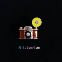 Retro British Style Camera Brooch Female Exquisite Creative Corsage Niche Design Pin Personalized Suit Accessories gray