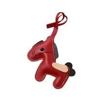 2026 Horse Design Keychain For Keys Bags Car Decoration Soft PU Leather Keyring Fashionable Accessory Gift raudona