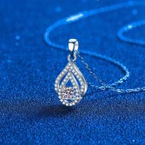 D spalvos 4mm 0.3CT 100% tikras moisanito vėrinys moterims vestuvėms tuščiavidurio dizaino žėrintis vandens lašo pakabukas S925 prabos sidabras Total 0.3ct