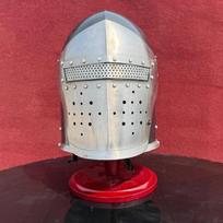 Viduramžių riterio barbuta šalmas su stovu, dėvimas šalmas, skirtas vaidmenų žaidimams (LARP), ekspozicijai, geriausia dovana jai white