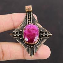 Fasetuotas Kašmyro rubino pakabukas Vario pakabukas Rankų darbo Originalus brangakmenių papuošalas Modernus pakabukas Kašmyro rubino vario papuošalas Dovana Motinos dienai pink