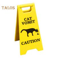 Vemiantis katinas ženklas Stovintis šuo vėmimas Atsargiai ženklas Vemiantis katinas ar šuo Juodas siluetas ženklas vonios dekorui Šmaikštus dovanėlė Cat yellow
