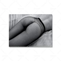 Mados meno atspaudai Geriant rožinį šampaną burbulinėje vonioje Plakatas Moteris dėvi tinklines kojines Juodai baltas Miegamojo sienų dekoras 21x30cm No Framed gray