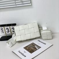 2025 m. moteriškas madingas austas odinis krepšys per petį – žiemos tendencija, pečių ir laisvalaikio stilius, mažo kvadrato dizainas 23x14x6 cm balta