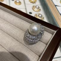 Apron Edge Large Pearl Ring Women's Large Grain High-end Sense Personality Temperament Inlaid Austrian Fritillary Pearl Diamond Ring