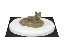 Bulterjeras, Bully I - šuns figūrėlė, figūrėlė ant balto pagrindo, trofėjus šunų parodos Art-Dog parodoje ruda