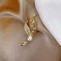 Fashion Full Diamond Leaf Brooch Suit Accessories Pearl Brooch Fixed Clothes Versatile Luxury Personality Anti Stray Pin brown