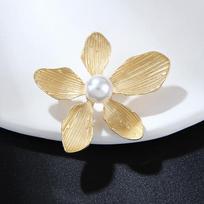 Vintage Pearl penkių žiedlapių gėlių sagė Moterims Drabužiai Vakarėlio aksesuarai Dovana auksas