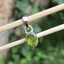 Peridoto pakabukas, 925 svarų sterlingų sidabras, Rankų darbo papuošalai, Gimimo akmens dovana, Sidabrinis pakabukas, Moteriški papuošalai, Reiki pakabukas gray