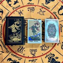 Holografinė auksinė folija Raitelio Tarot kortų kaladė - 78 kortos 12x7cm, PET plastikas, atspari vandeniui ir įbrėžimams, su popieriniu vadovu