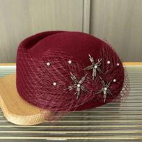 Lengva prabanga, sunki pramonė, retro stiliaus cilindras, moteriška žieminė vilnonė stiuardesės skrybėlė, elegantiška kalnų krištolais puošta tinklelio stiliaus beretė average size bordinė