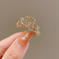 Simple Ginkgo Biloba Small Brooch Women'S High-End Anti-Light Pin High-End Sense Niche Fixed Clothes Corsage brown