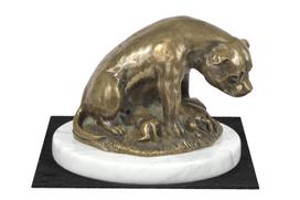 Stafordšyro bulterjeras, Staffy I - šuns figūrėlė, statula ant balto marmuro, trofėjus Art-Dog šunų parodoje ruda