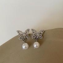Hong Kong Style Retro Butterfly Pearl Stud Earrings Women'S Light Luxury Gentle Elegance Exquisite Personality Versatile Earrings Earrings