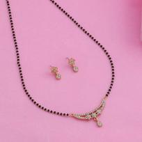 Estele karolių rinkinys su 24 karatų auksu ir trijų žvaigždučių Mangalsutra beige