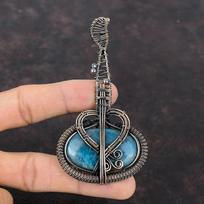 Neono apatito varinis pakabukas Viela apvyniotas pakabukas Neono apatito papuošalai Rankų darbo tikro akmens pakabukas Variniai papuošalai dovanai Gitaros pakabukas gray