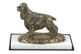 Anglų kokerspanielis - šuns figūrėlė, statula ant balto marmuro, trofėjus Art-Dog šunų parodoje ruda