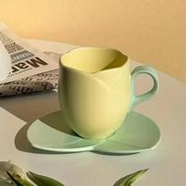 300ml Gėlės formos keraminis kavos tulpių puodelis Kūrybingas pieno puodelis ir lėkštelės rinkinys su lėkštute Gėlių rašto popietinės arbatos puodelis 300ml beige