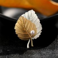 Exquisite Vintage Maple Leaf Pearl Brooch Sweater Suit Lapel Pins for Women Girl Backpack Jewelry Accessories Couple's Gift beige