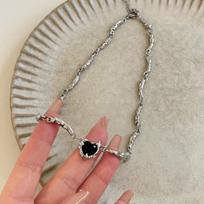 Light Luxury and High Grade Black Peach Heart Collar Chain for Spicy Girls with A Cold and Elegant Style, Exquisite and Niche Necklace 40CM gray